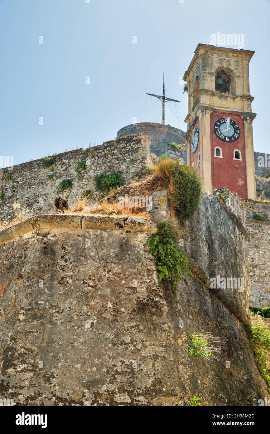 Berühmtes touristisches Wahrzeichen Alte venezianische Festung mit Uhrenturm und Kreuz auf dem Hügel. Kerkyra, Korfu, Griechenland Stockfoto