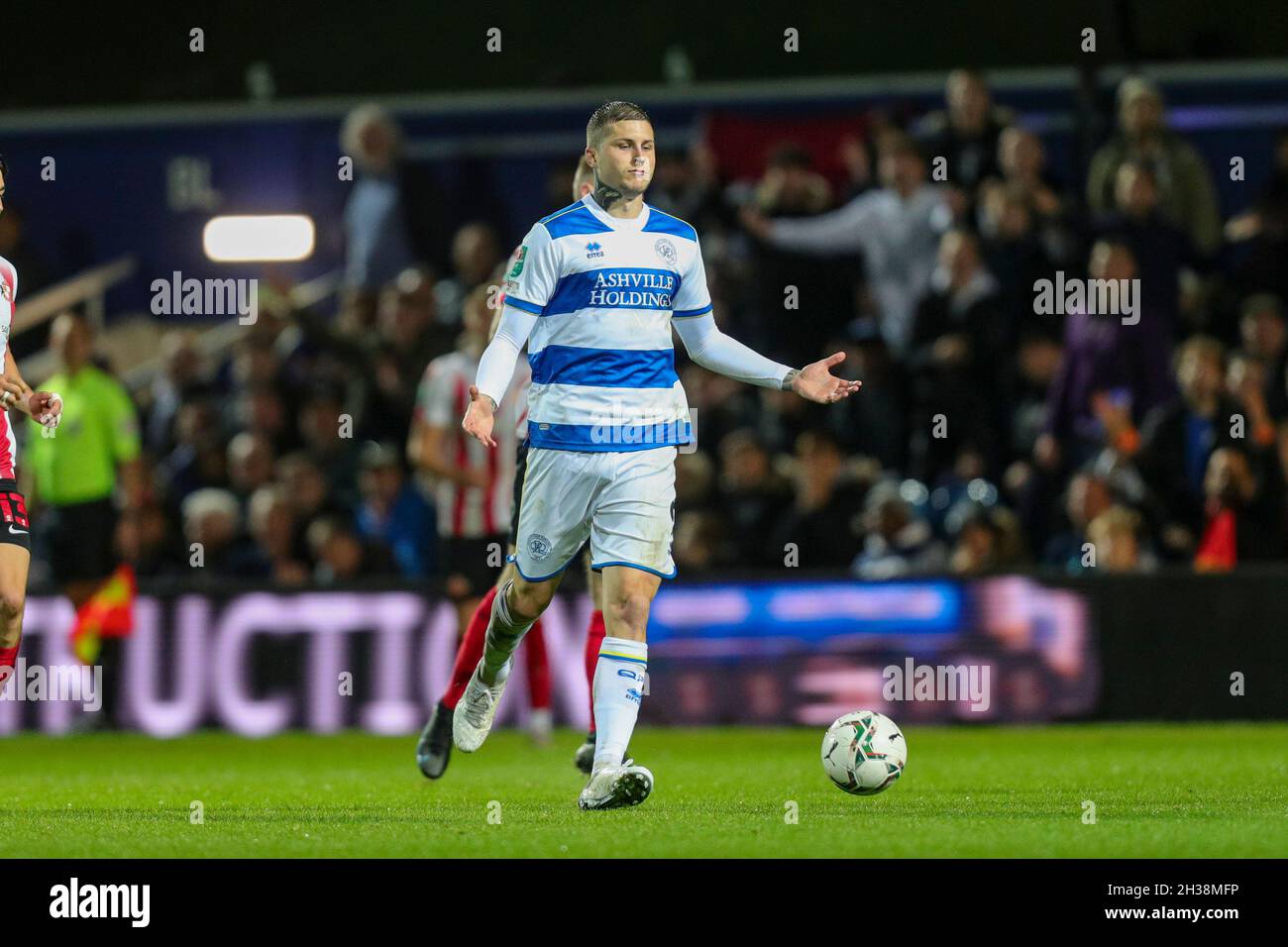 LONDON, GROSSBRITANNIEN. 26. OKTOBER die QPR Lyndon Dykes können die Entscheidung des Schiedsrichters während des Carabao Cup-Spiels zwischen Queens Park Rangers und Sunderland im Kiyan Prince Foundation Stadium, London, am Dienstag, den 26. Oktober 2021, nicht glauben. (Kredit: Ian Randall | MI News) Kredit: MI News & Sport /Alamy Live News Stockfoto