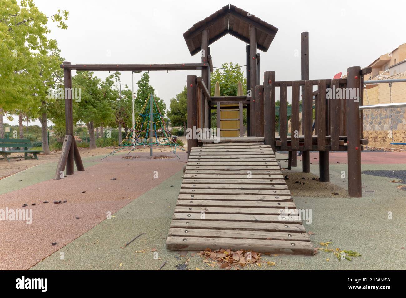 Einsamer Stadtspielplatz an einem bewölkten Herbsttag Stockfoto