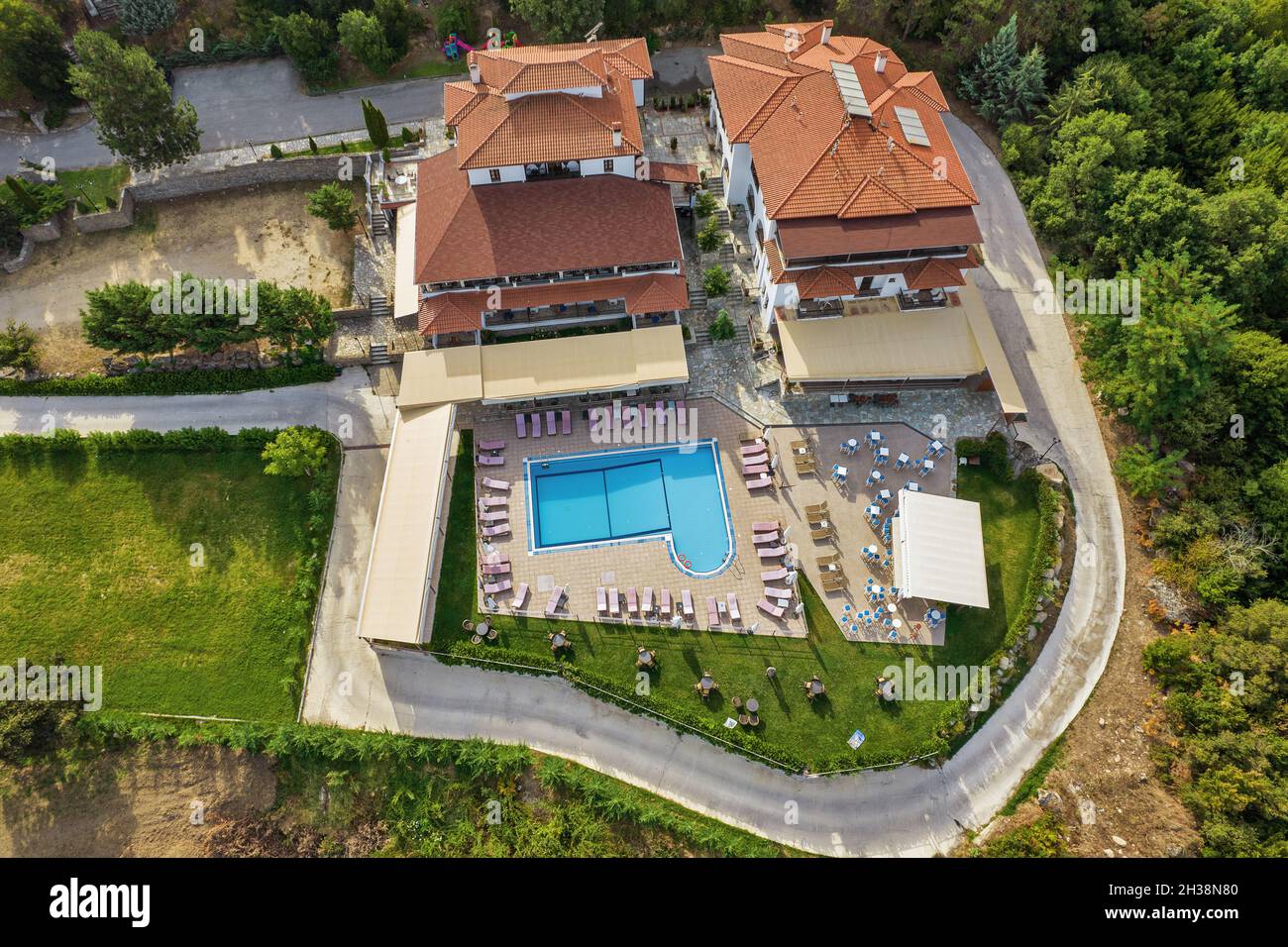 Luftdrohnenblick über den Landhotelkomplex mit Außenpool und Bar. Larissa, Griechenland. Stockfoto