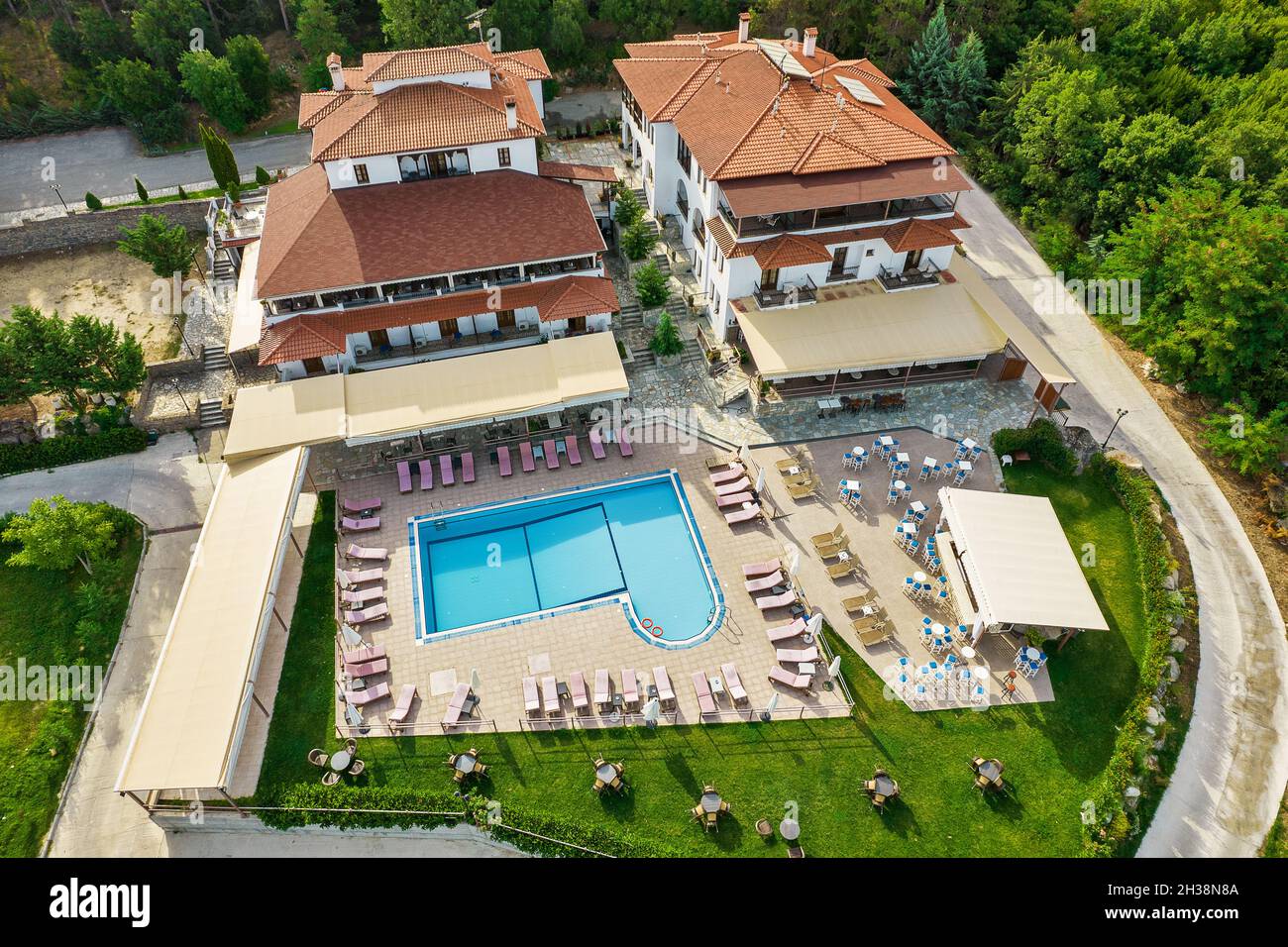 Luftdrohnenblick über den Landhotelkomplex mit Außenpool und Bar. Larissa, Griechenland. Stockfoto