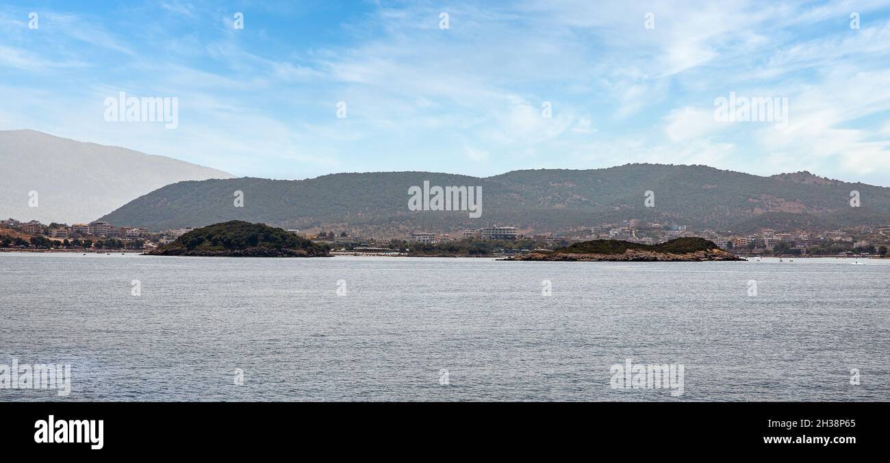 Ionischer Meerblick über die Ksamil-Inseln, südlich von Albanien. Stockfoto