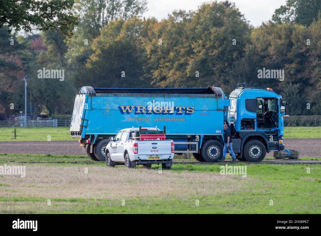 Wrights of Twycross betreibt einen 8-rädrigen Kipper, der Abfall zu einer Farm liefert. Stockfoto