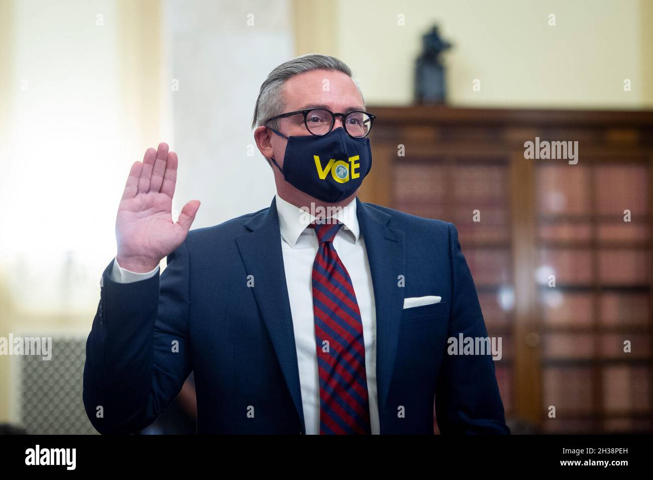 Al Schmidt, Stadtkommissar, Board of Elections, City of Philadelphia, ist vereidigt, da er vor einem Senatsausschuss für Regeln und Verwaltung zu einer Anhörung erscheint, um neue Bedrohungen der Wahlverwaltung zu untersuchen, am Dienstag, den 26. Oktober 2021, im Russell Senate Office Building in Washington, DC. Kredit: Rod Lamkey/CNP /MediaPunch Stockfoto