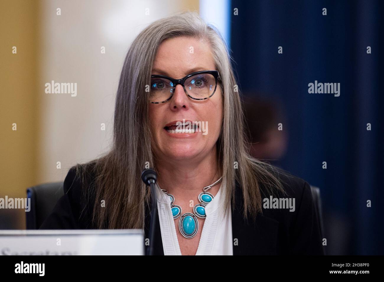 Katie Hobbs, Außenministerin des Arizona Department of State, erscheint am Dienstag, den 26. Oktober 2021, im Russell Senate Office Building in Washington, DC, vor einem Senatsausschuss für Regeln und Verwaltung zu einer Anhörung zur Untersuchung aufkommender Bedrohungen der Wahlverwaltung. Kredit: Rod Lamkey/CNP /MediaPunch Stockfoto