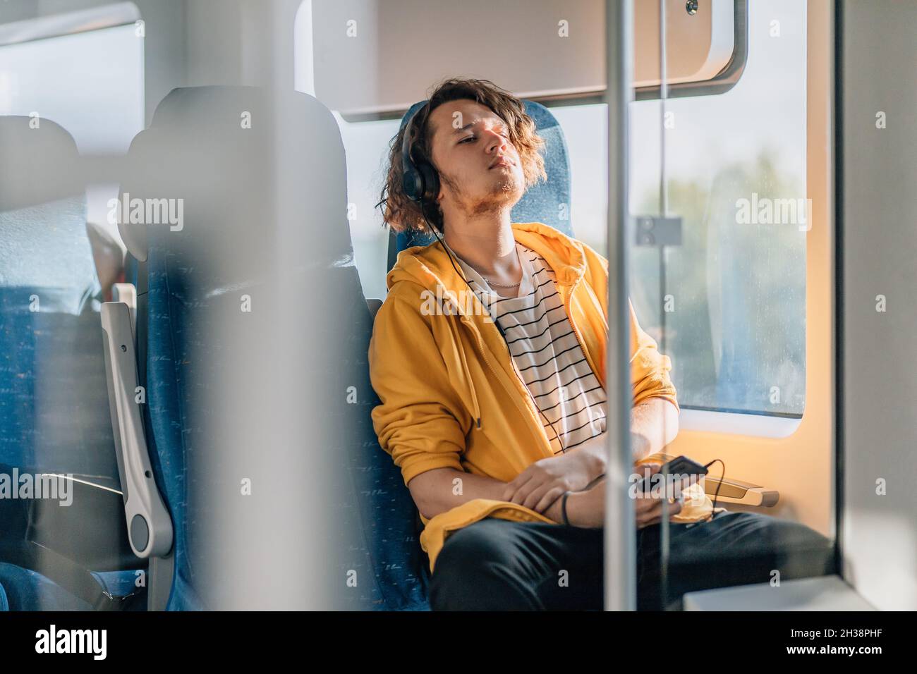 Junger Mann, Teenager, unterwegs im Training, Musik hören. Stockfoto