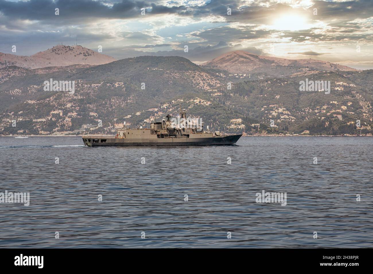 NATO-Militär Griechische Fregatte patrouilliert die Küste der Insel Korfu, Griechenland Stockfoto