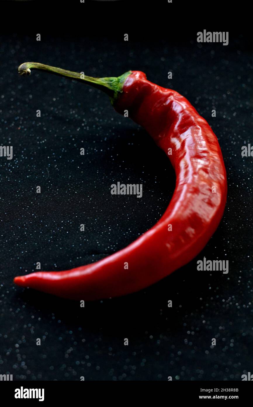 Red hot Chili peppers auf schwarzem Hintergrund Stockfoto