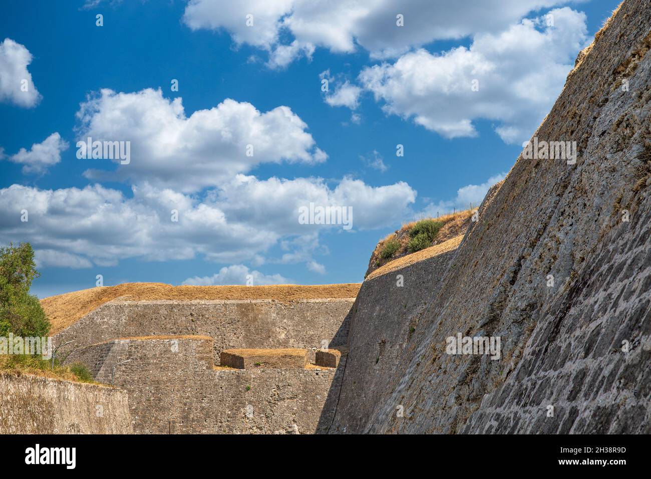 Uneinnehmbare Mauern der mittelalterlichen Neuen Festung in der Altstadt von Kerkyra. Korfu, Griechenland. Stockfoto