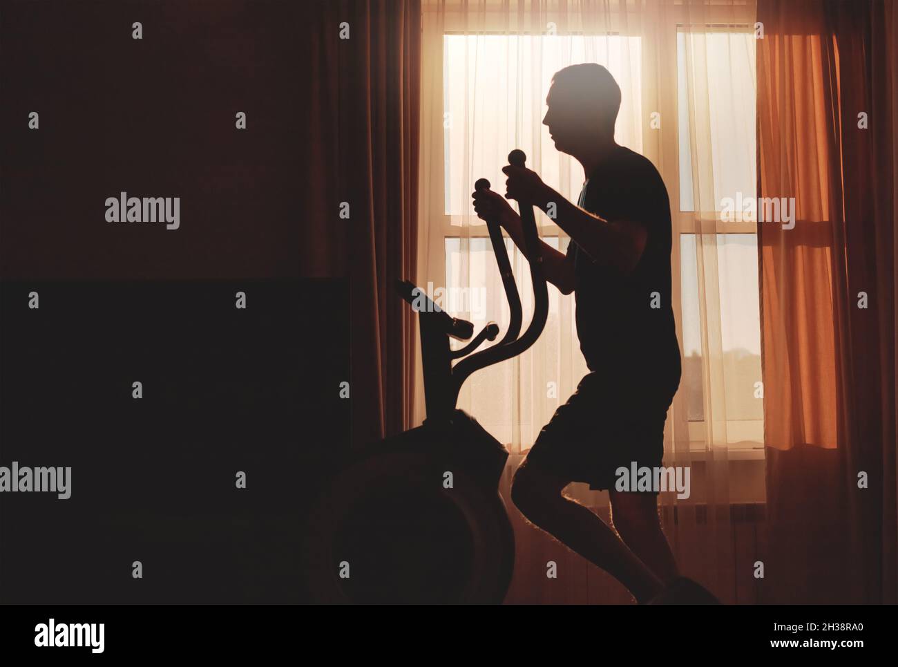 Ein Mann geht in der Morgendämmerung zu Hause Sport, Silhouette Stockfoto