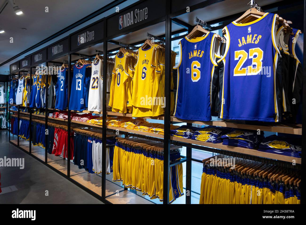 NBA-Flagship-Store für die professionellen Basketballteams Markenartikel, New York City, USA Stockfoto