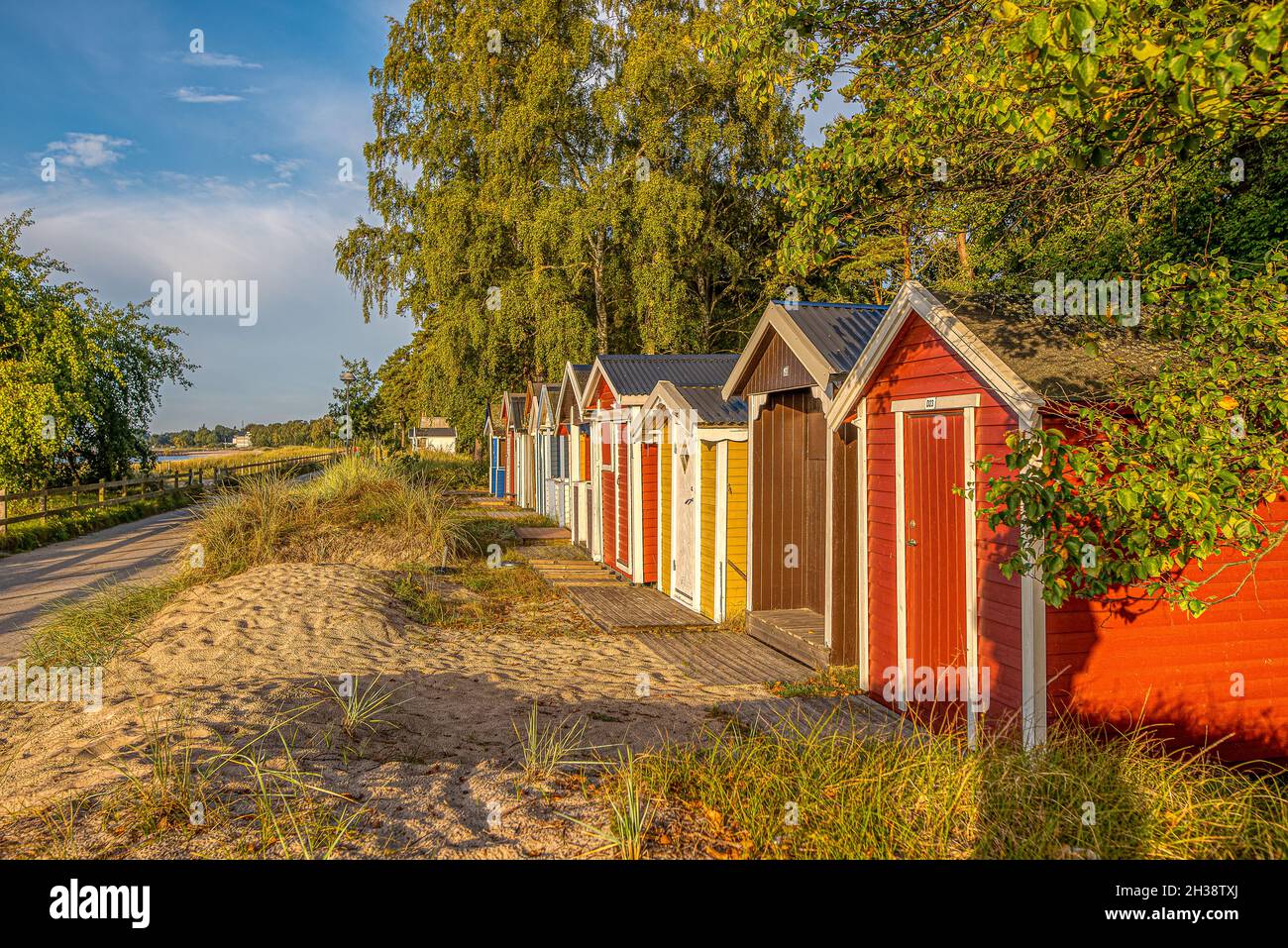 Farbige Strandhütten in einer Reihe auf den Dünen am Meer, Ystad, Schweden, 14. September 2021 Stockfoto