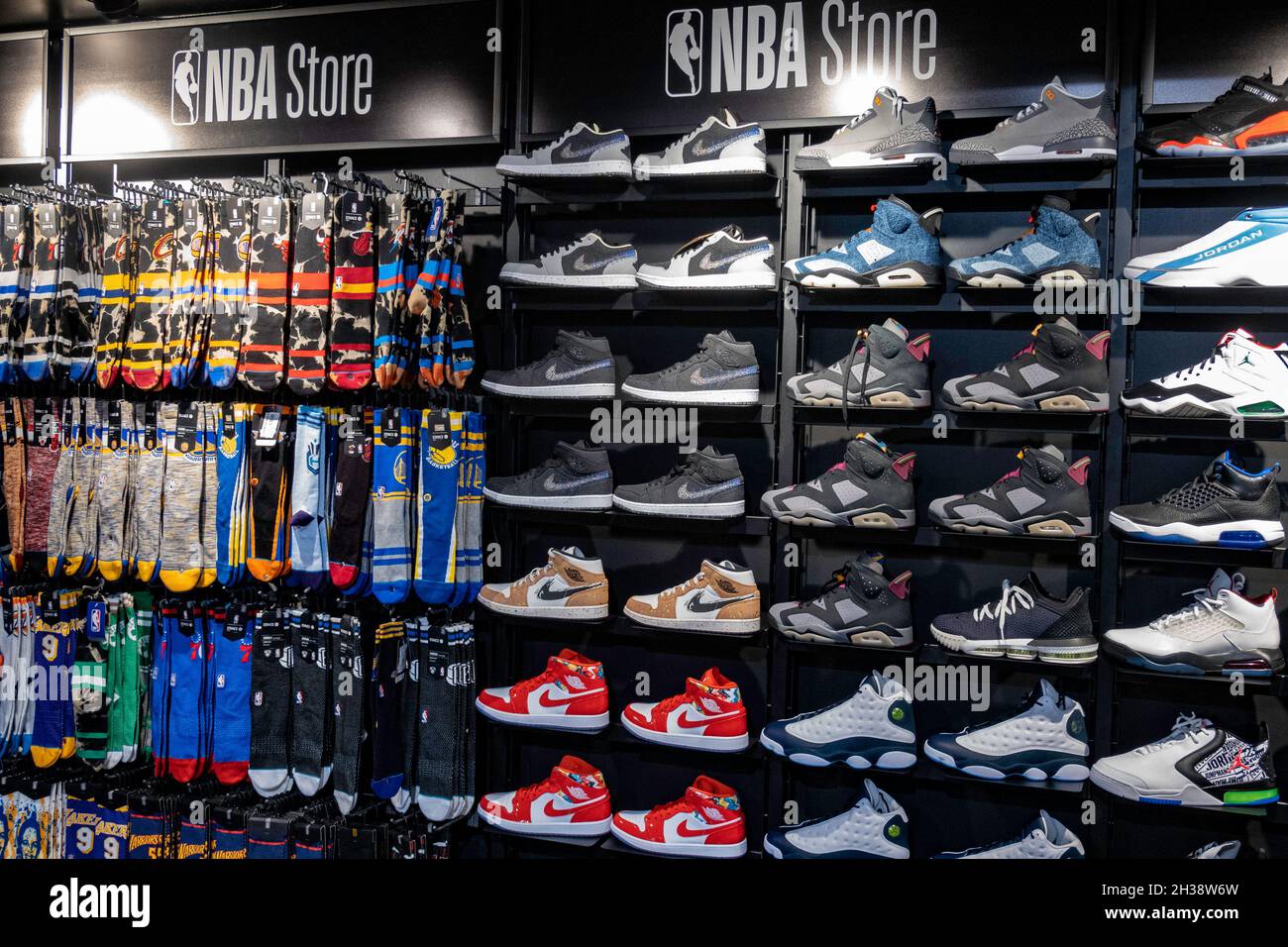 NBA-Flagship-Store für die professionellen Basketballteams Markenartikel, New York City, USA Stockfoto