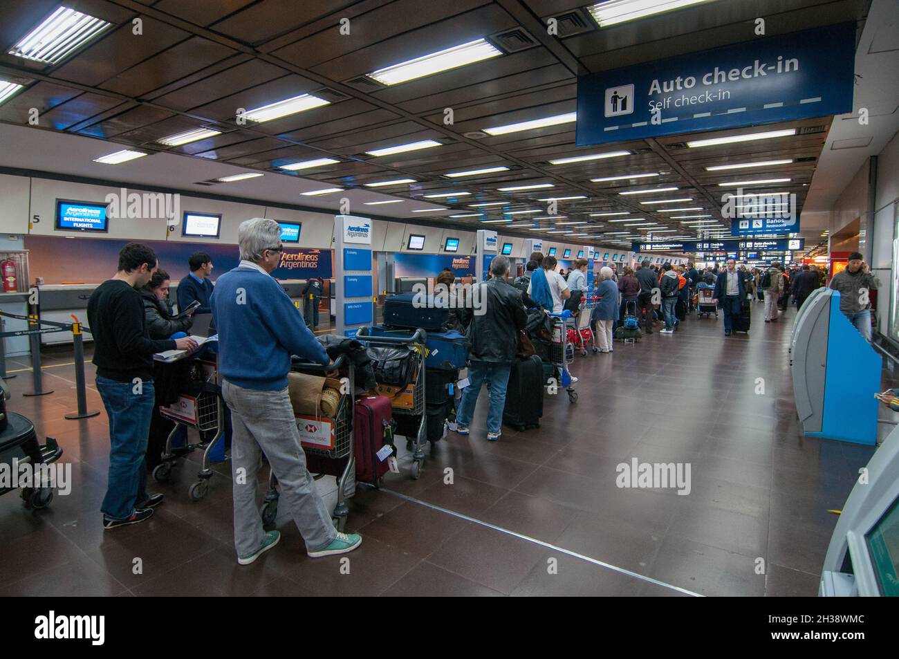 BUENOS AIRES, ARGENTINIEN – 14. Jun 2011: Die Passagiere stehen während massiver Stornierungen am Flughafen Jorge Newbery, Buenos Aires, Argentinien, an Stockfoto