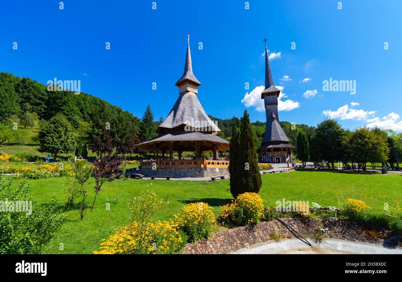 Landschaft mit dem Kloster ​​Birsana in Maramures, Rumänien, das Kultstätten mit länglichen Türmen und traditioneller Holzarchitektur hat Stockfoto