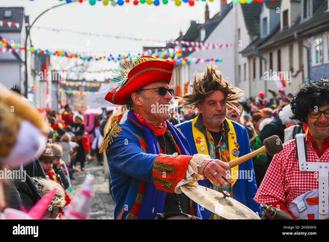 Köln, Deutschland - 2. März 2019 Lustige Straßenmusiker in bunten Kleidern feiern Karneval. Stockfoto