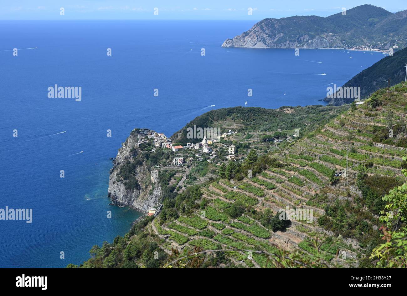Landschaft an der Küste von 5 Terre und dem Küstendorf Corniglia auf dem Vorgebirge mit Blick auf das Meer Stockfoto