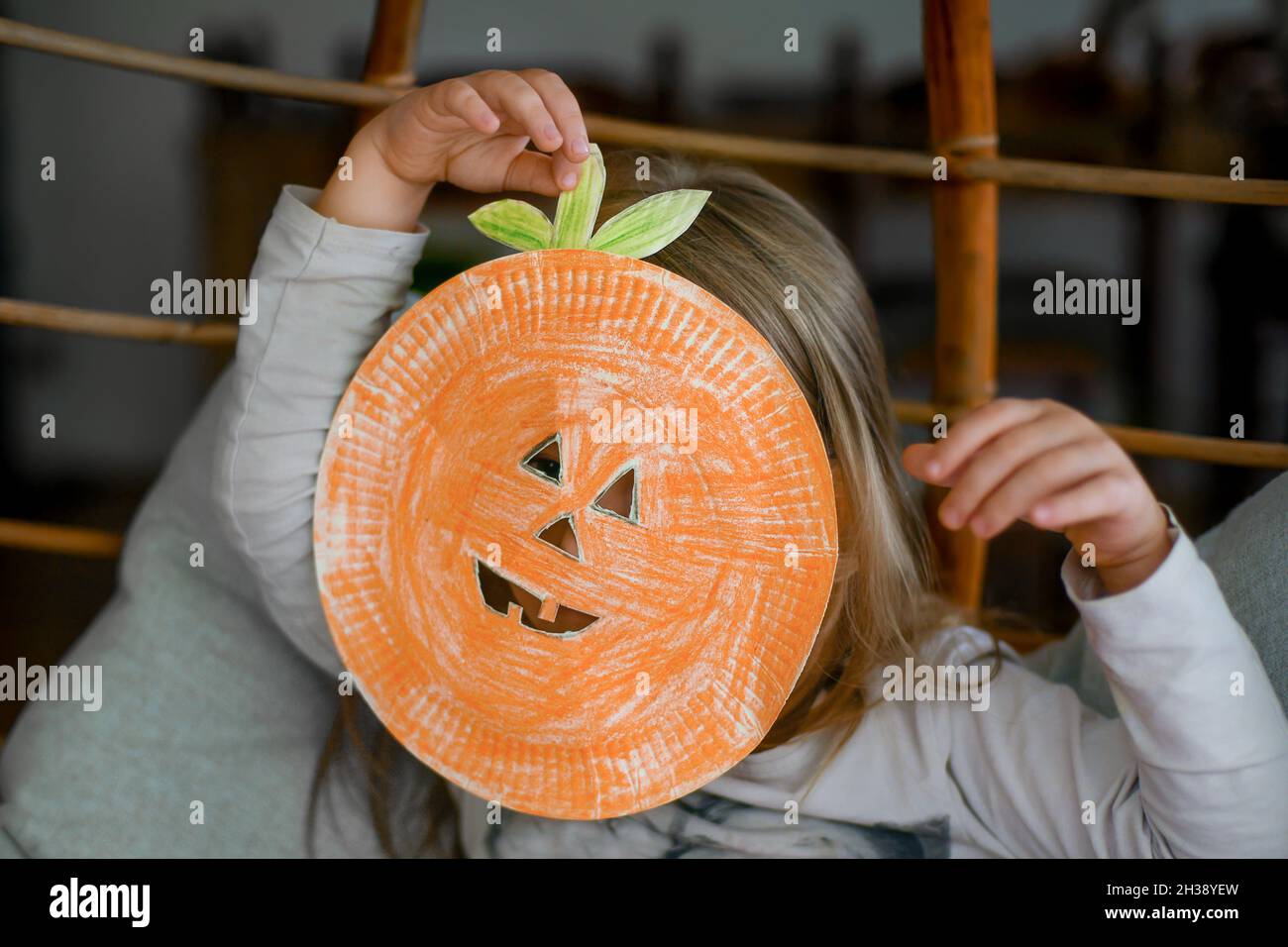 Kinder machen Halloween-Dekorationen aus farbigem Papier Stockfoto