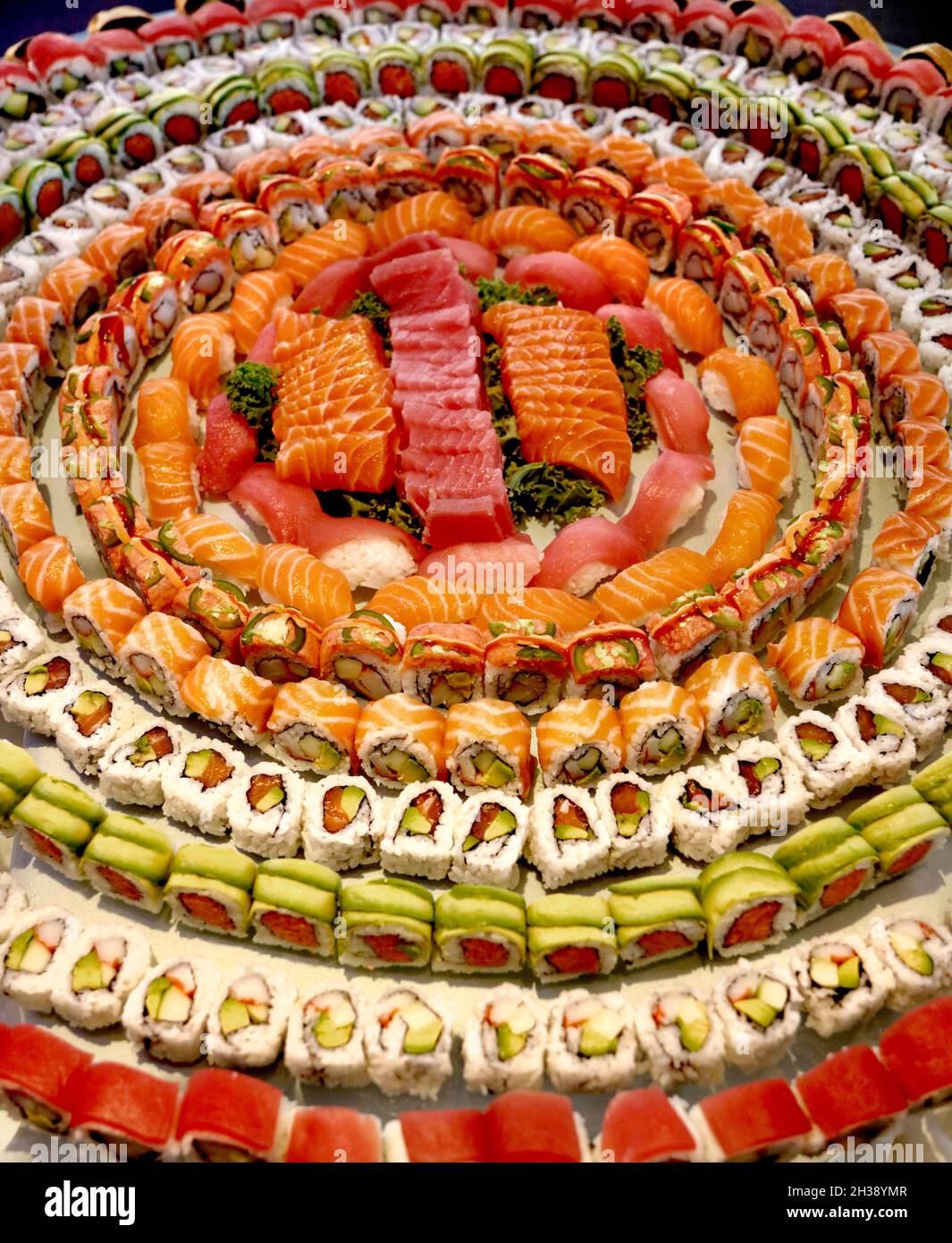 Große Platte mit frischem Sushi und Sashimi bei Veranstaltungen oder Feiern. Kombination von Rollen. Thunfisch, Lachs, Krabben, Avocado, mit weißem Sushi-Reis Stockfotografie