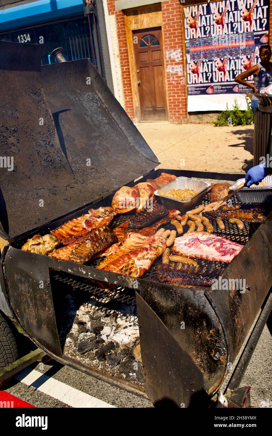 Holzfeuer-BBQ-Anhänger auf der Street Fair in Washington, D.C., USA.  Gefüllt mit Rippen und anderem Fleisch Stockfotografie - Alamy