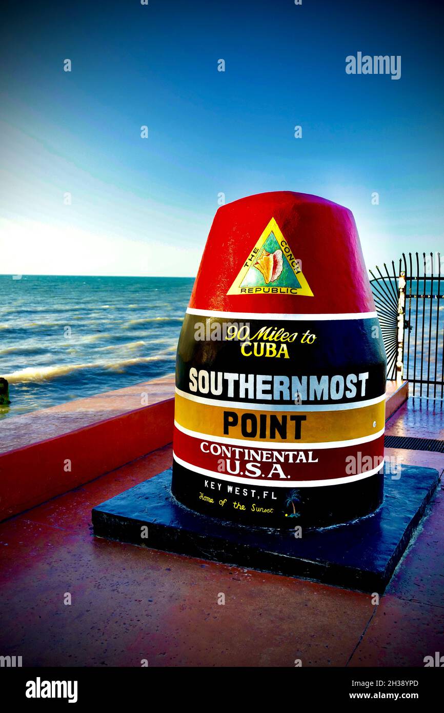 Südlichster Bell-Boje-Marker in Key West, FL, USA. Sehr grafisch, satte Farben, vertikale Fotografie. Stockfoto
