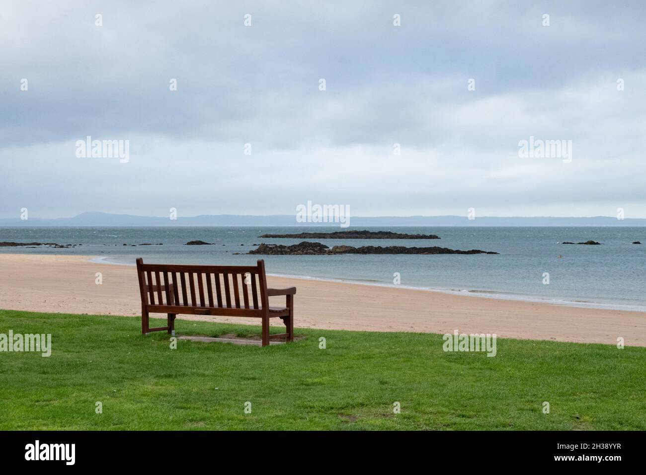 Leere Holzbank mit Blick auf das Meer, North Berwick, Schottland, Großbritannien Stockfoto