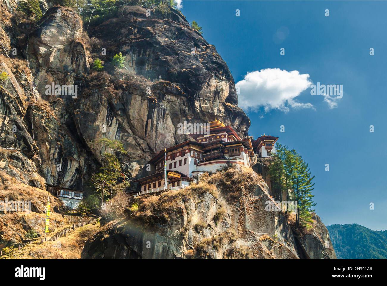 Taktshang Goemba (Tiger's Nest Kloster), das berühmteste Kloster in Bhutan, in einer Bergklippe. Stockfoto