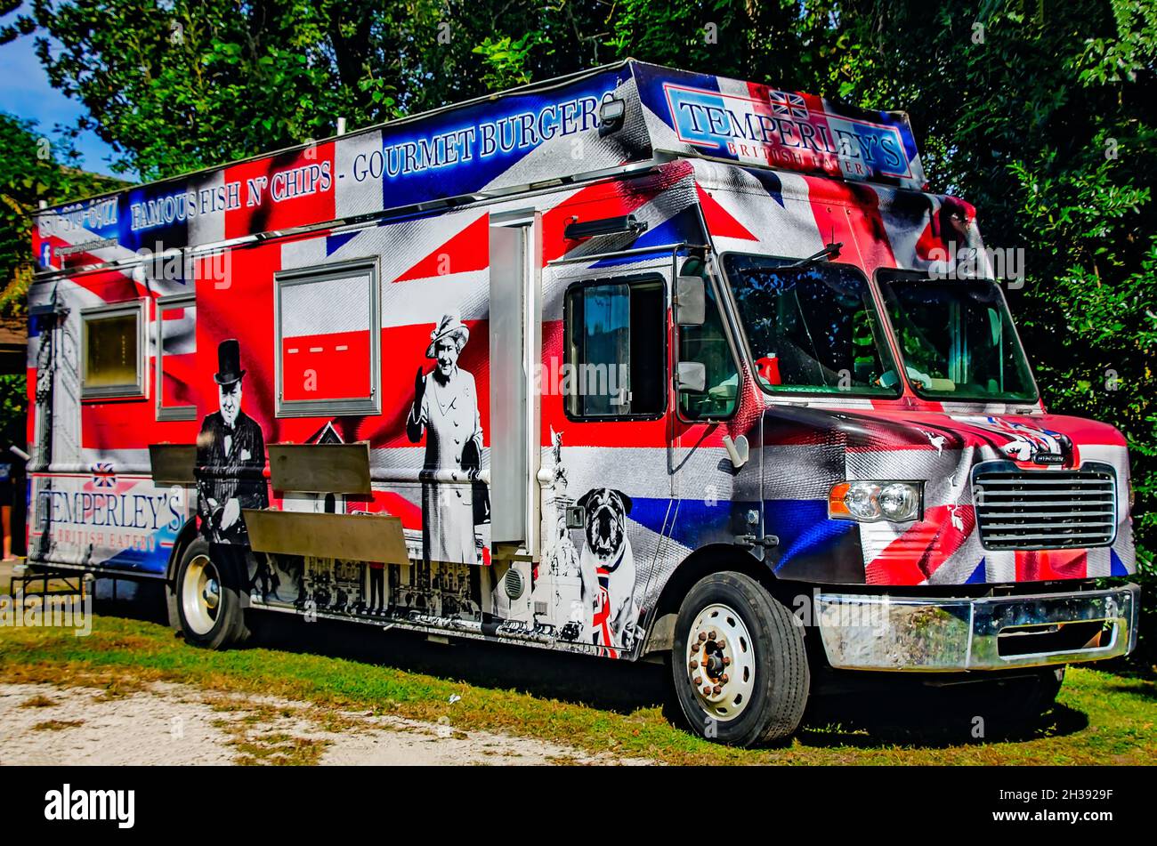 Ein britischer Food Truck für die British Eatery wird beim 31. Jährlichen British Car Festival am 24. Oktober 2021 in Fairhope, Alabama, geparkt. Stockfoto