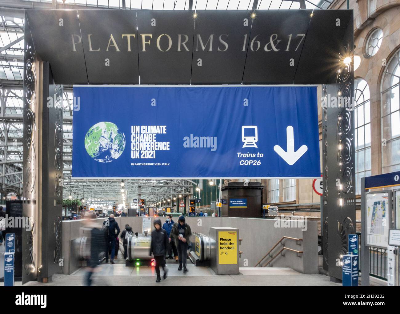 Torbogen, der den Zugang zu den Bahnsteigen 16 und 17 im Hauptbahnhof von Glasgow anzeigt und die Richtung der Züge zur COP26-Konferenz angibt. Stockfoto