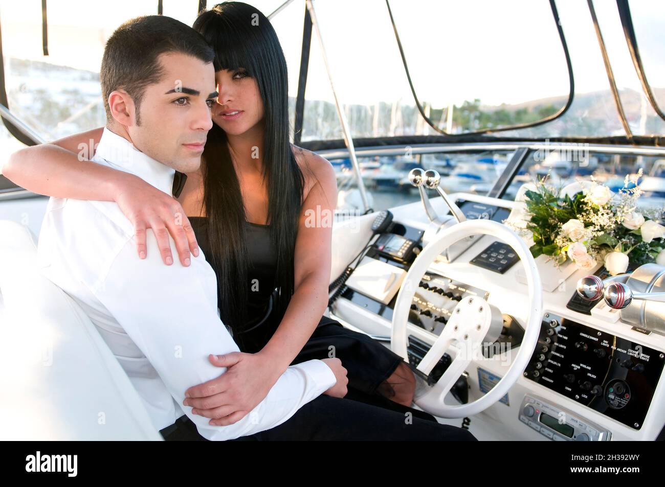 Elegantes Paar auf einer Yacht Stockfoto