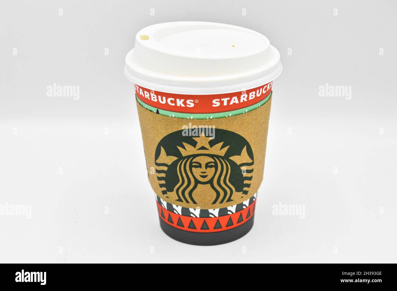 Weihnachtskonzept von Starbucks Pappbecher, isoliert auf weißem Hintergrund, Istanbul Türkei, 27. dezember 2020 Stockfoto