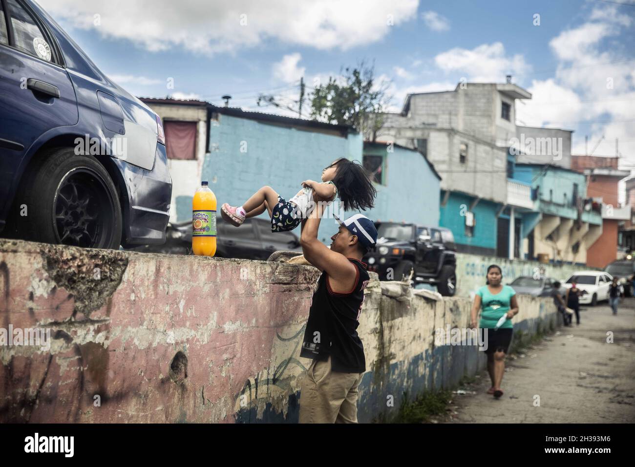 Guatemala-Stadt, Guatemala. Juli 2021. Ein Vater gibt seiner Tochter einen Schub in Territory, das von der berüchtigten MS-13-Bande kontrolliert wird. Nach Angaben von Einheimischen, die in diesen Gebieten leben, ist die Gewalt im Vergleich zu 2006-2011 zurückgegangen. (Bild: © David Tesinsky/ZUMA Press Wire) Stockfoto