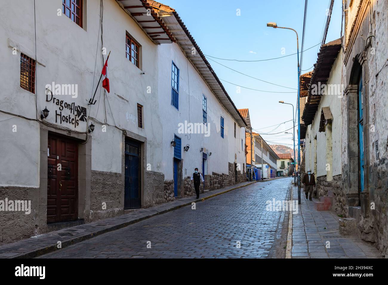 Schmale und gepflasterte Straße der historischen Altstadt Cuzco, Peru. Stockfoto