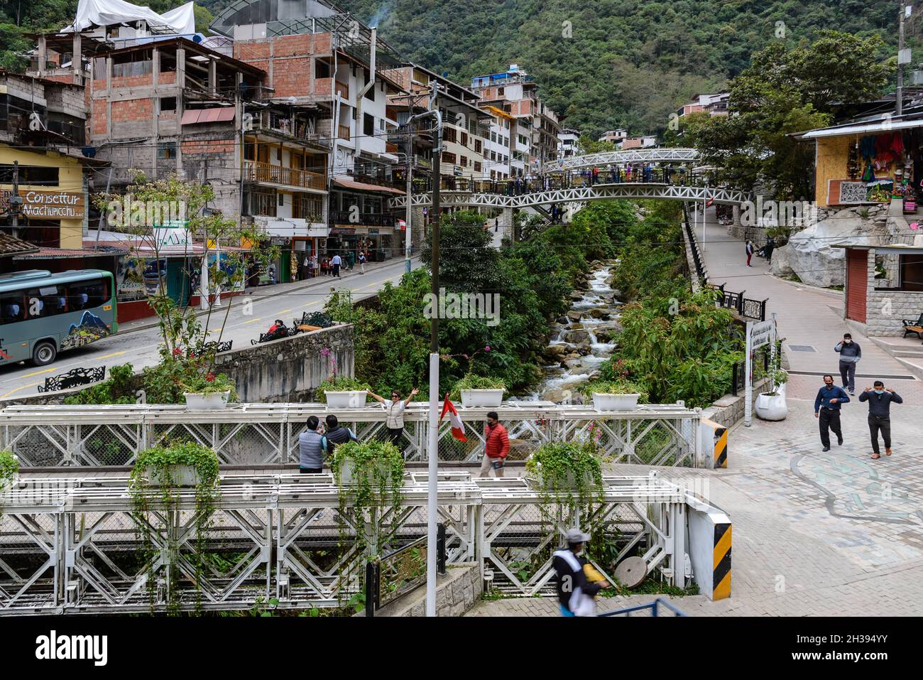 Belebte Straße der kleinen Stadt Aguas Calientes, das Tor zu Machu Picchu. Cuzco, Peru. Stockfoto