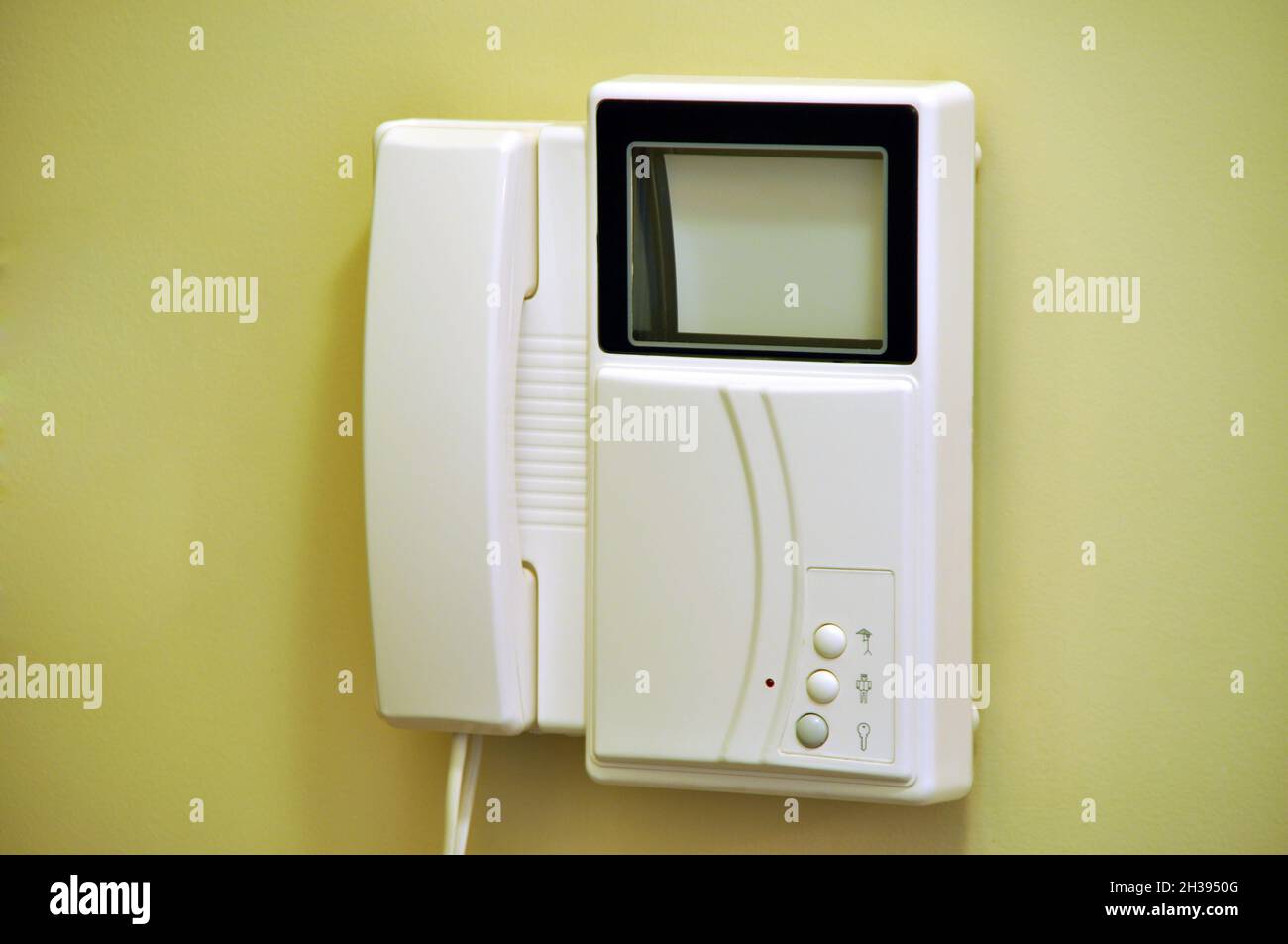 Moderne Video-Gegensprechanlage, die an der Wand am Eingang des  Mehrfamilienhauses oder Hauses hängt Stockfotografie - Alamy