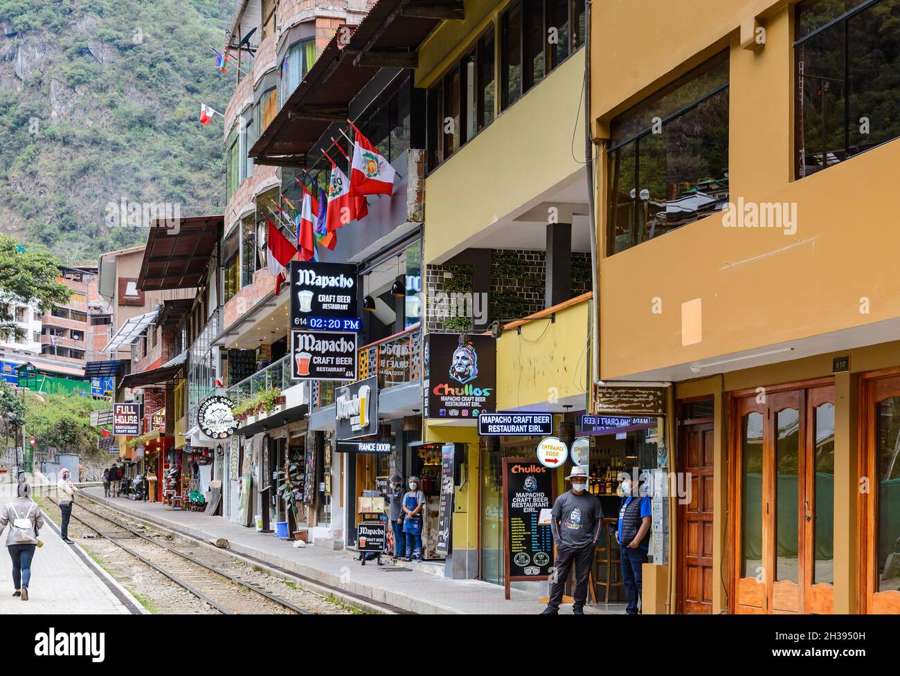 Belebte Straße der kleinen Stadt Aguas Calientes, das Tor zu Machu Picchu. Cuzco, Peru. Stockfoto