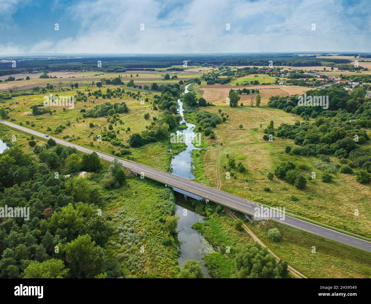 Brücke über den Fluss Barycz in Osetno, Polen Stockfoto