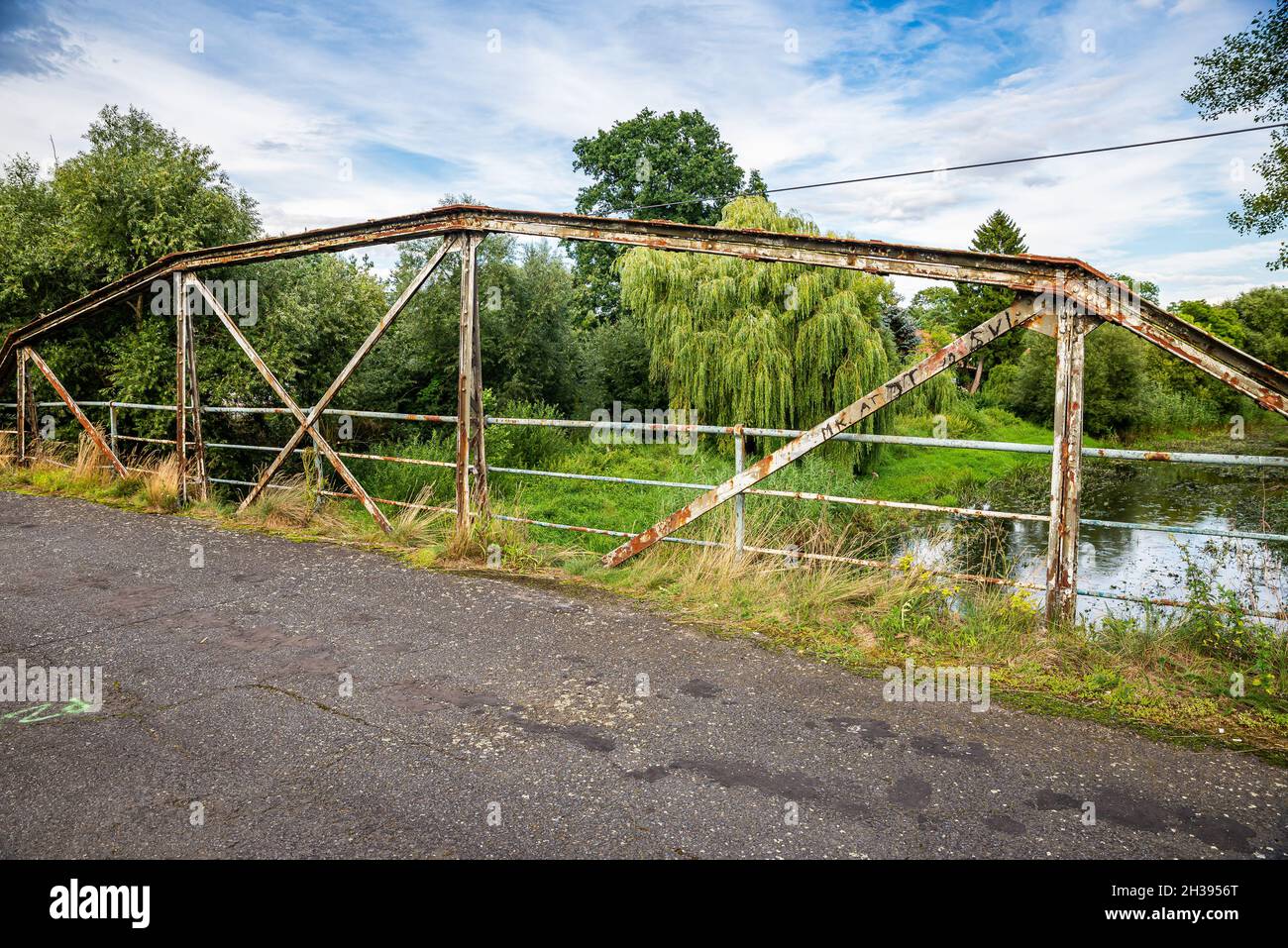 Alte kaputte Brücke über den Fluss Barycz im Dorf Osetno in Polen Stockfoto