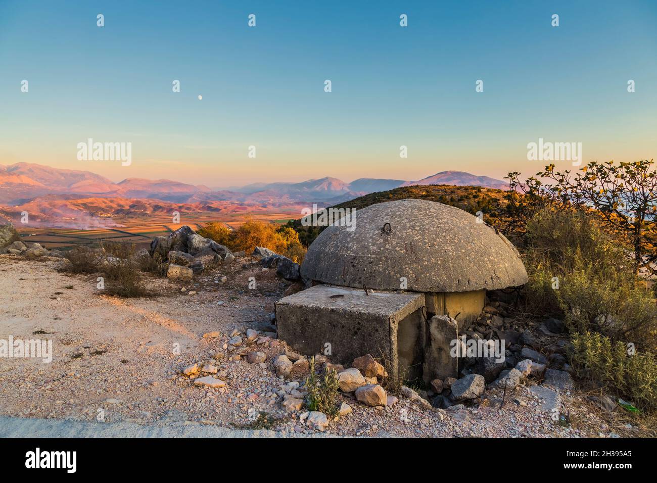 Nahaufnahme eines der zahllosen militärischen Betonbunker oder Punkte im südlichen Albanien, die während der kommunistischen Regierung von Enver Hoxha gebaut wurden Stockfoto