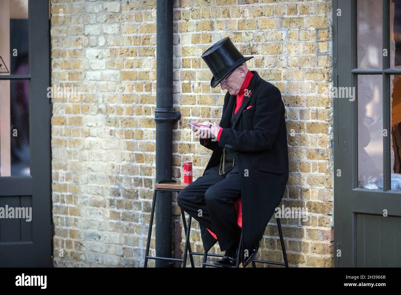 Ein Mann mit Zylinderhut in Spitalfields, Ost-London Stockfoto
