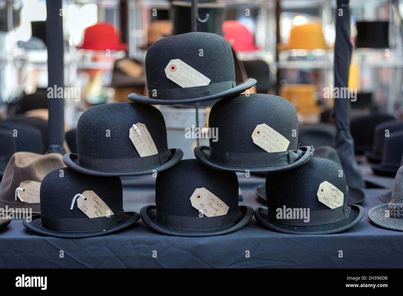 Bowler-Hüte zum Verkauf in Spitalfields, East London Stockfoto