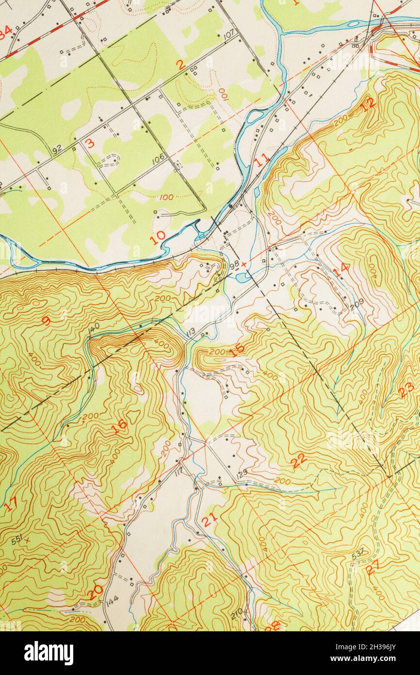 Topografische Karte mit Geländeentlastung mit Fluss und Flachland. Stockfoto