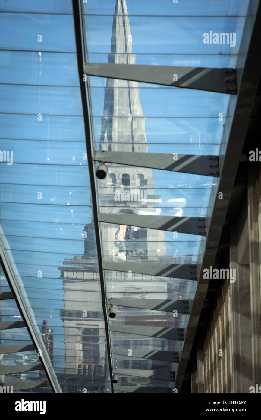 Christ Church, Spitalfields, East London, durch das Marktdach gesehen. Stockfoto