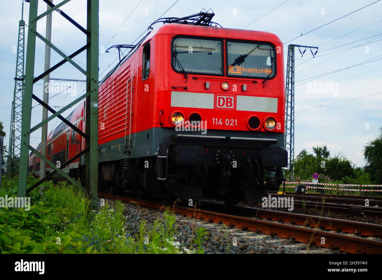 FRANKFURT, DEUTSCHLAND - 04. Aug 2021: 114 021 zieht den Regionalexpress RE30 in Bockenheim in Richtung Frankfurter Hauptbahnhof. Die Baureihe 114 ist die letzte Lok Stockfoto