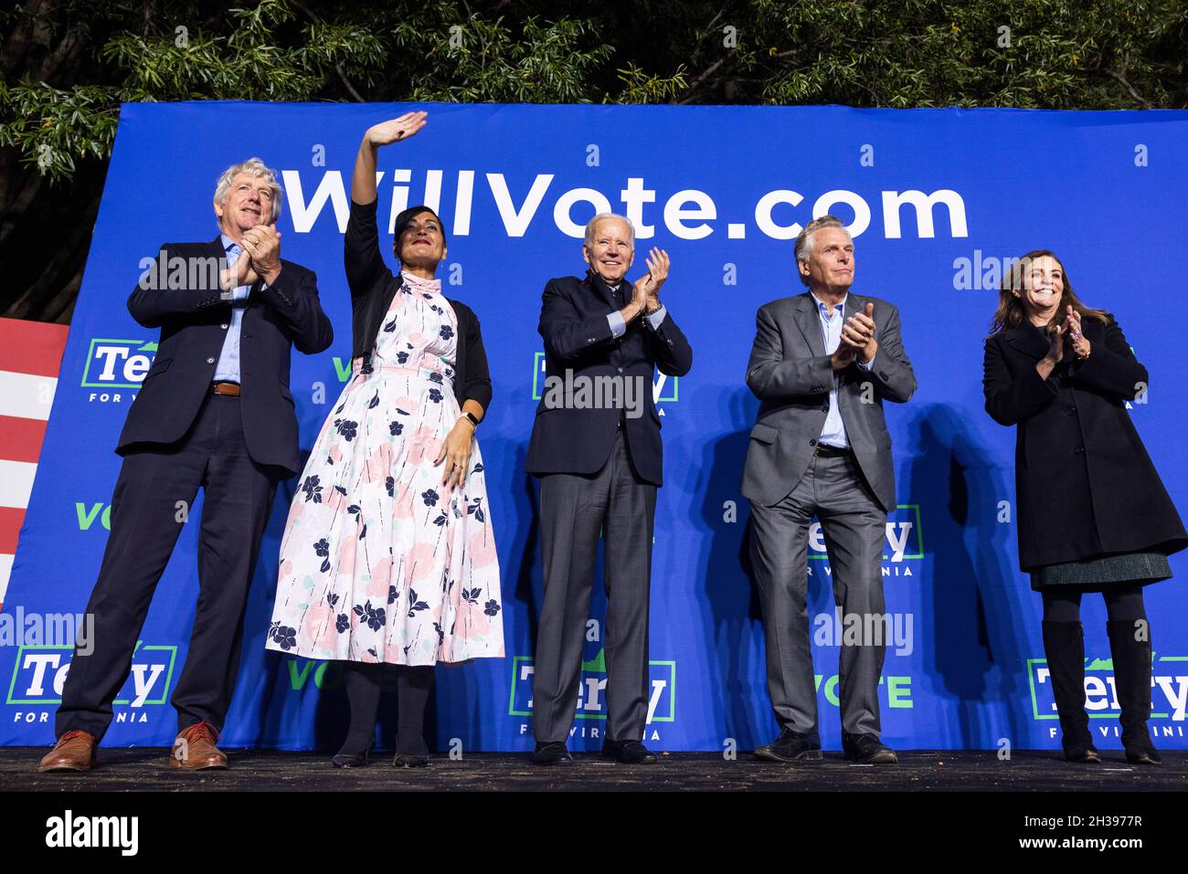 Arlington, Usa. Oktober 2021. US-Präsident Joe Biden (C) kämpft für Terry McAuliffe (C-R), den Gouverneurskandidaten der Demokraten von Virginia, zusammen mit Mark Herring (L), dem Staatsanwalt von Virginia, dem Kandidaten für den Vizegouverneur von Virginia Hala Ayala (C-L), und McAuliffes Frau Dorothy McAuliffe (R) in Arlington, Virginia, USA, am 26. Oktober 2021. McAuliffe kandidiert gegen den Republikaner Glenn Youngkin; die Wahl findet am 02. November 2021 statt. Quelle: SIPA USA/Alamy Live News Stockfoto