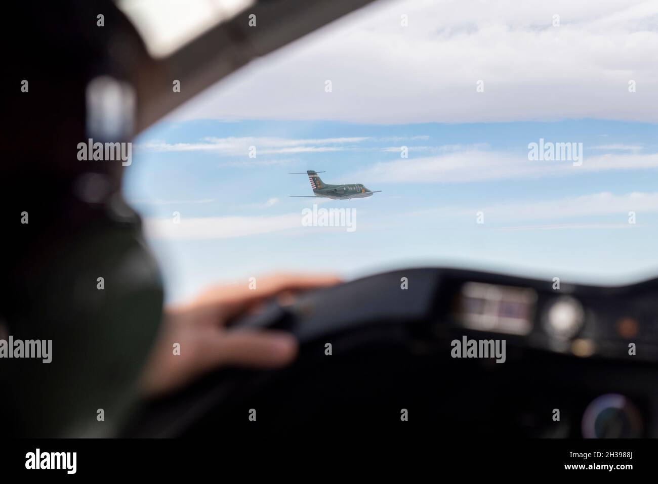 Der historische Schwanz des 86. Flying Training Squadron fliegt am 19. Oktober 2021 auf seiner Reise zum Luftwaffenstützpunkt Holloman, New Mexico, durch die Luft. Das Flugzeug und ein weiterer T-1 Jayhawk tragen Vorräte für die Operation Allies Welcome, die Flüchtlingen aus Afghanistan helfen. (US-Foto von Senior Airman David Phaff) Stockfoto