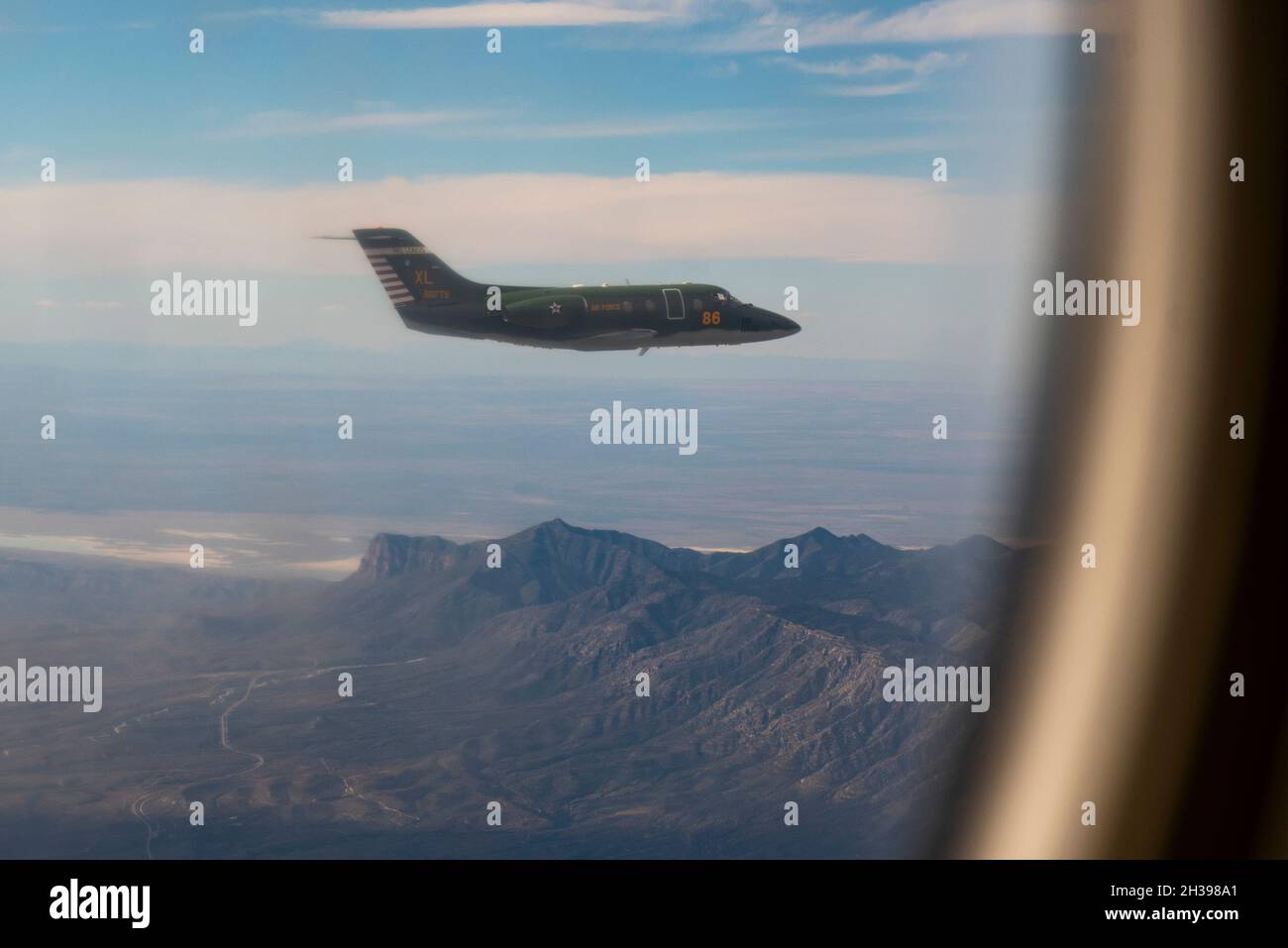 Der historische Schwanz des 86. Flying Training Squadron fliegt am 19. Oktober 2021 auf seiner Reise zum Luftwaffenstützpunkt Holloman, New Mexico, durch die Luft. Das Flugzeug und ein weiterer T-1 Jayhawk tragen Vorräte für die Operation Allies Welcome, die Flüchtlingen aus Afghanistan helfen. (US-Foto von Senior Airman David Phaff) Stockfoto