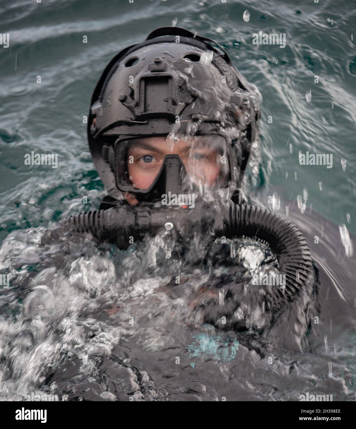 211011-N-GP724-1992 NORDKALIFORNIEN - A. U.S. Navy Diver, der der Naval Special Warfare Logistics Support Unit 1 (LOGSU-1) zugewiesen wurde, schwimmt während eines Tauchgangs in großer Höhe an der Oberfläche. Die von LOGSU-1 organisierte Übung soll die Fähigkeiten des Naval Special Warfare-Personals im Höhentauchen qualifizieren und aufrechterhalten und bietet Möglichkeiten zur Instruktorqualifizierung. (USA Navy Foto von Mass Communication Specialist 2nd Class Alex Perlman) Stockfoto