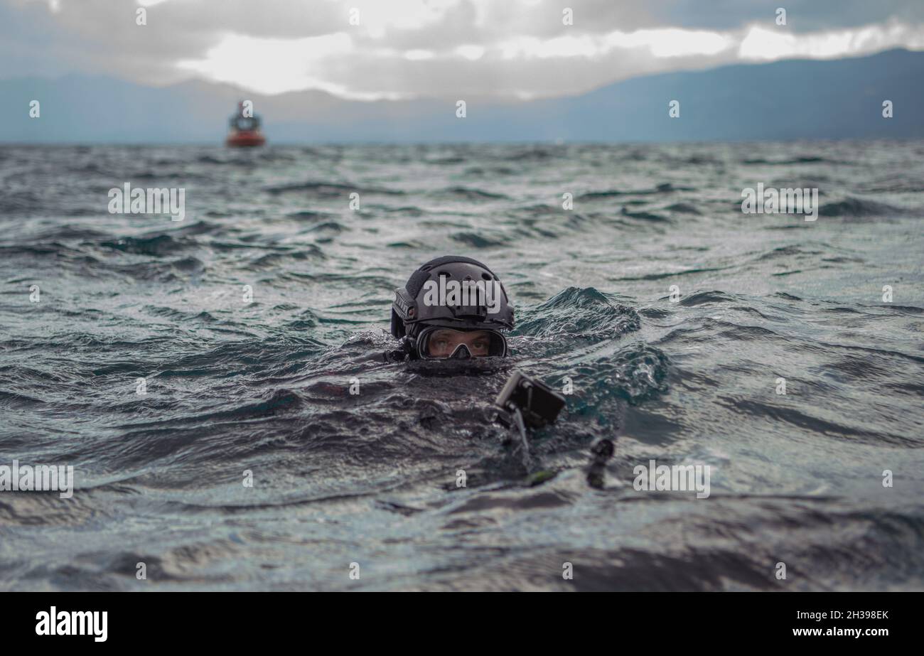 NORDKALIFORNIEN - Ein US Navy Diver, der der Naval Special Warfare Logistics Support Unit 1 (LOGSU-1) zugewiesen wurde, schwimmt während eines Tauchgangs in großer Höhe an der Oberfläche. Die von LOGSU-1 organisierte Übung soll die Höhentauchkenntnisse des Naval Special Warfare-Personals qualifizieren und aufrechterhalten und bietet Möglichkeiten zur Qualifikation des Instruktors. (USA Navy Foto von Mass Communication Specialist 2nd Class Alex Perlman) Stockfoto