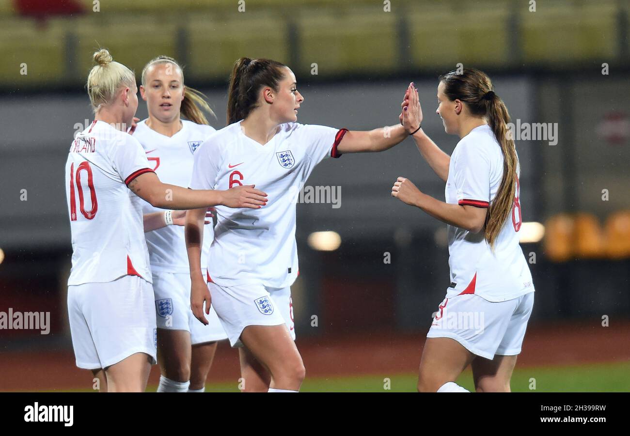 Riga, Lettland. Oktober 2021. Englands Spieler feiern während des FIFA 2023 Frauen-WM-Qualifikationsspiels zwischen Lettland und England am 26. Oktober 2021 in Riga, Lettland. Quelle: Edijs Palens/Xinhua/Alamy Live News Stockfoto